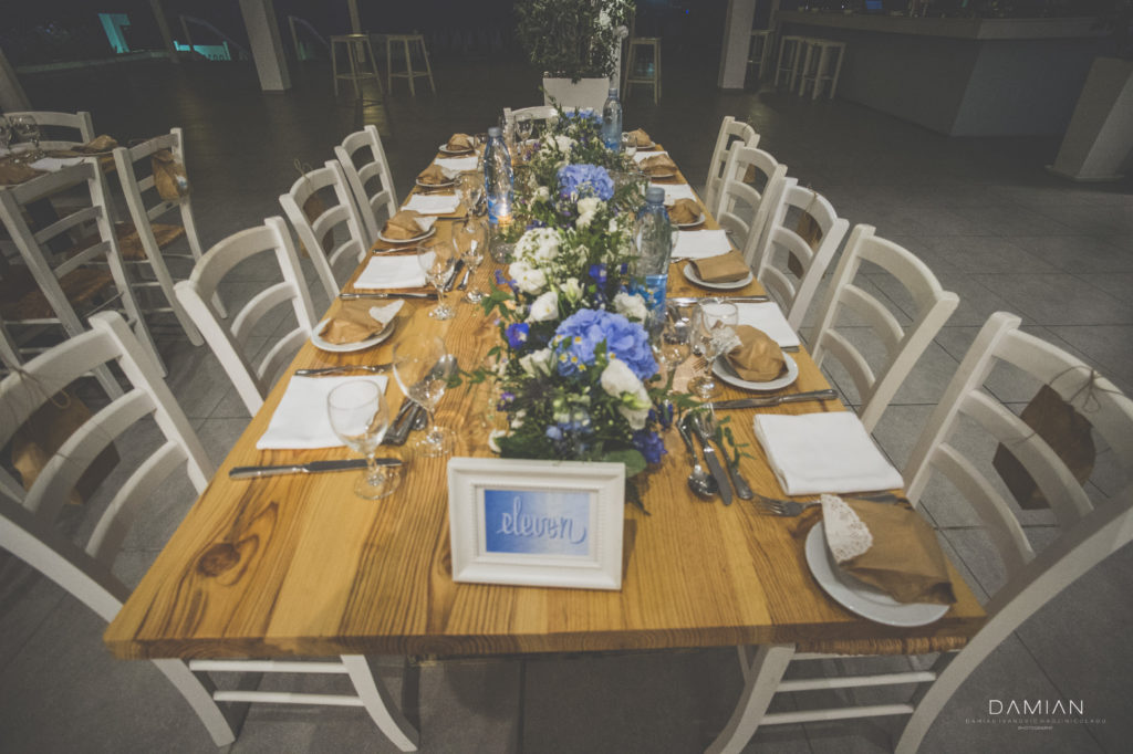 Blue and white colors for this summer wedding theme